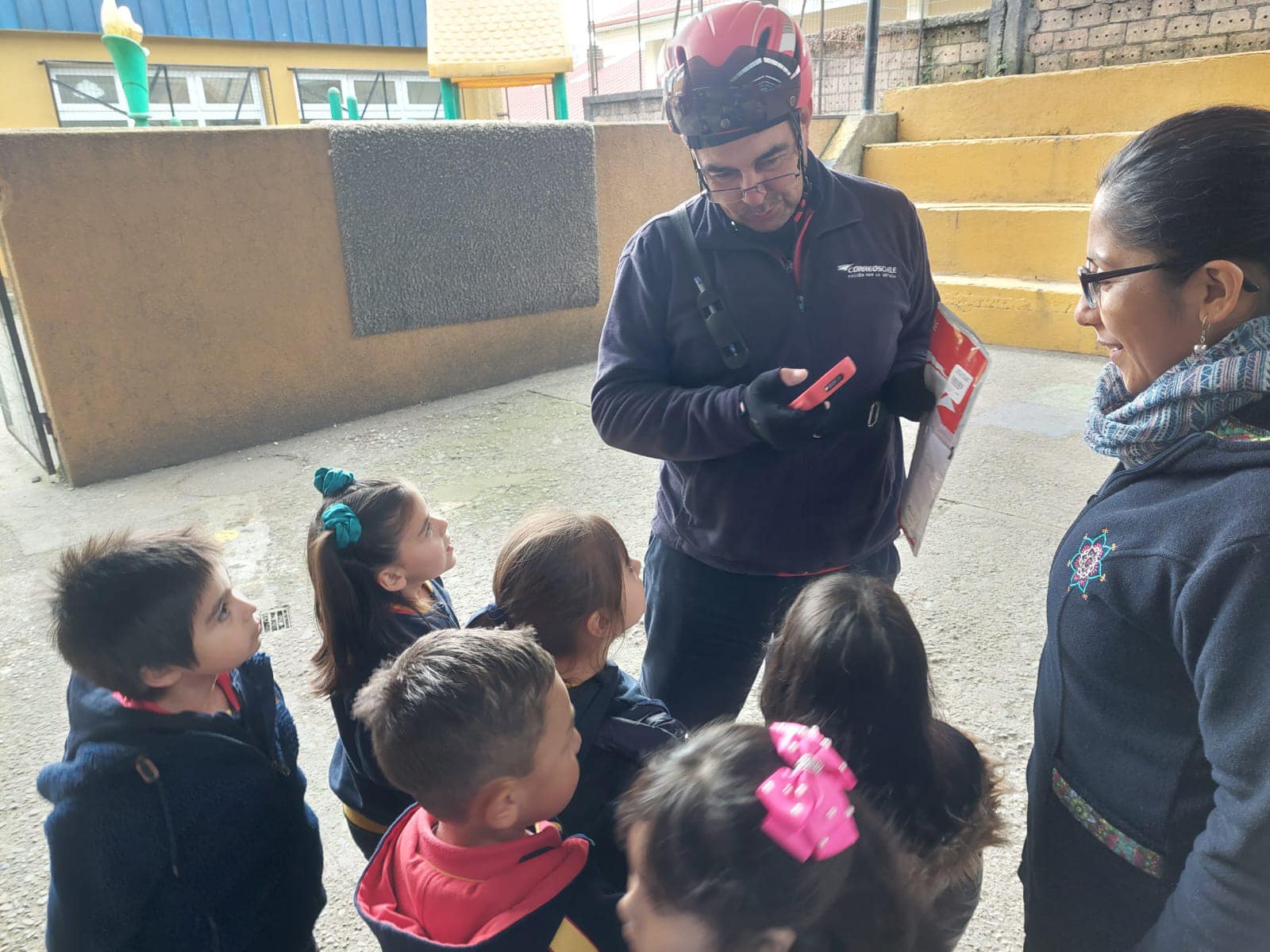 Descubriendo el mundo de las comunicaciones: Nuestros estudiantes de Kinder visitan Correos de Chile