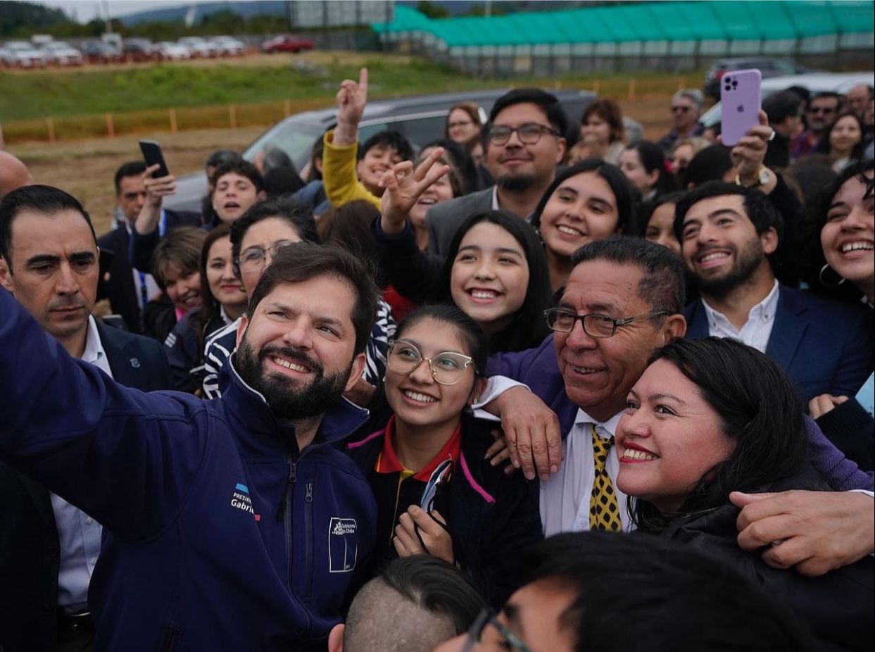 Niños de la Escuela Nueva España Conocen al Presidente en su Visita a la Comuna de Los Lagos